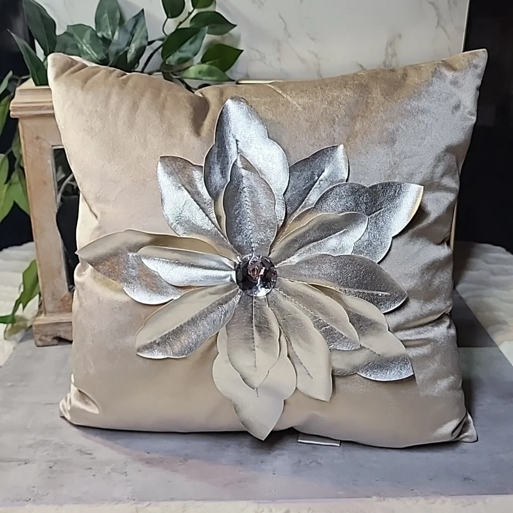 Throw pillows - Picture 2 of 10